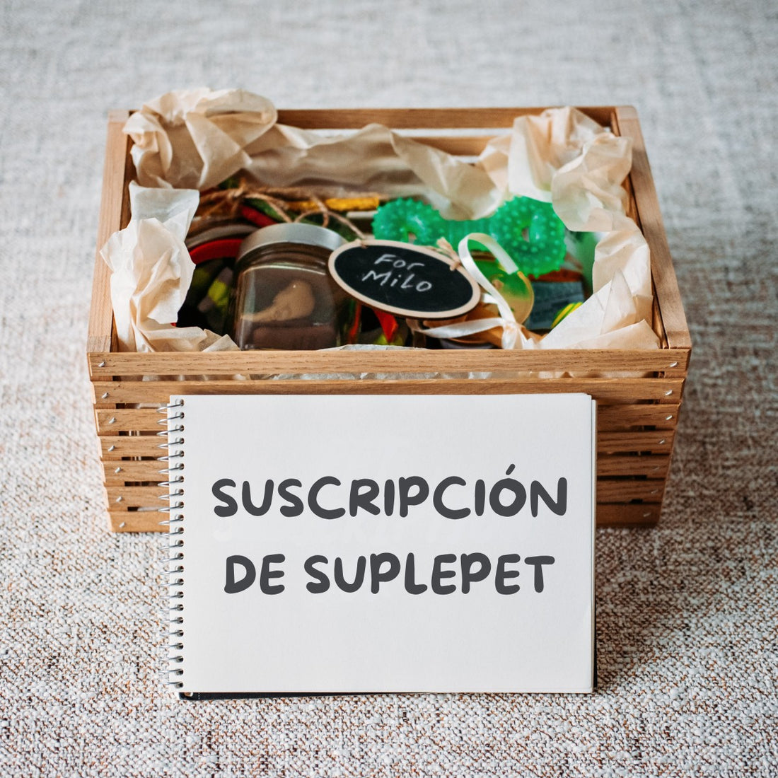 Caja de suscripción de Suplepet, con el cuaderno que dice «Suscripción de Suplepet»