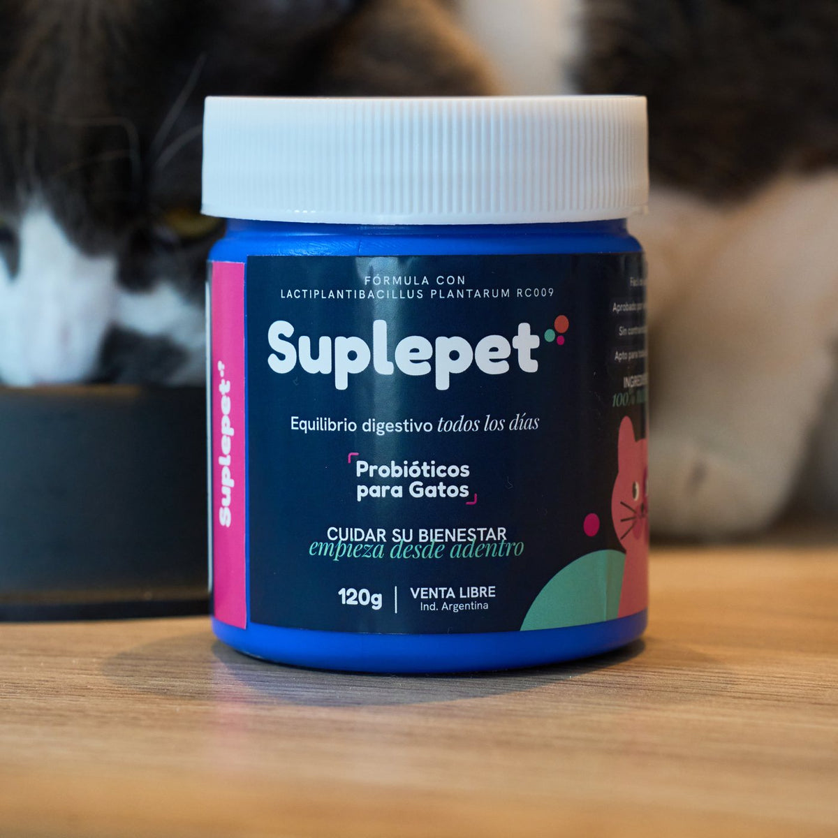 Pote de Suplepet para gatos sobre la mesa