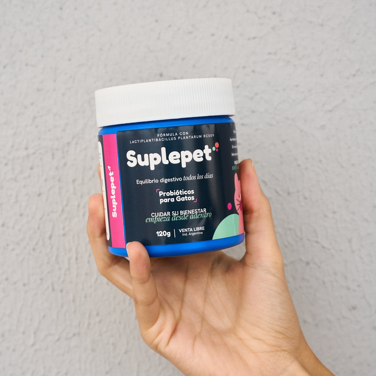 Pote de Suplepet para gatos sostenido en la mano
